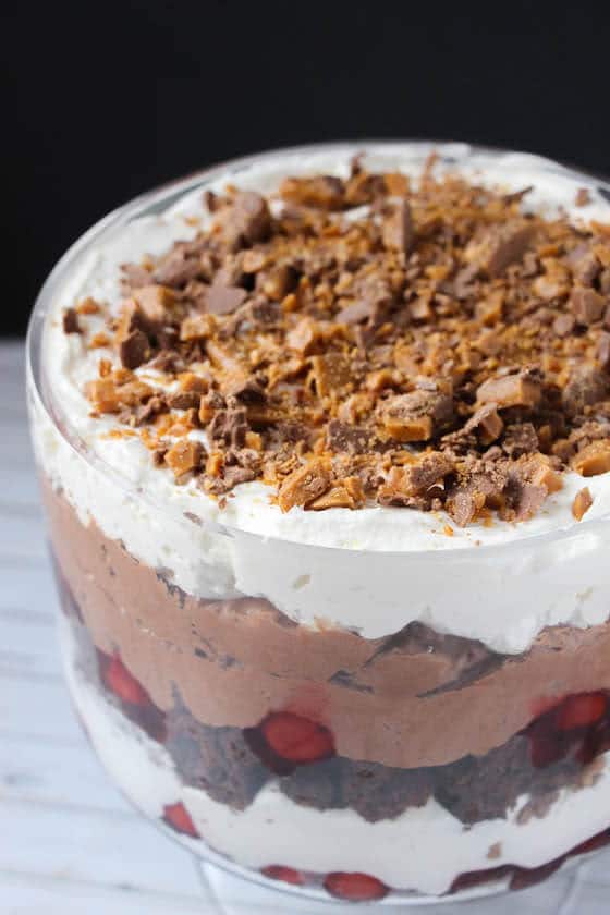 Chocolate cherry sciocchezza con Skor bar topping