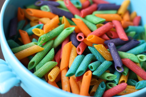 come tingere la pasta per l'artigianato dei bambini